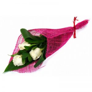 Bukiet z 3 róż z liśćmi aspidistry i tkaniną w kontrastowym kolorze. Zmiana kolorystyki jest możliwa.