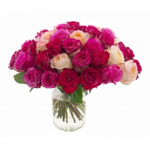 Kremowa róża w bukiecie z różą w kolorze różu.