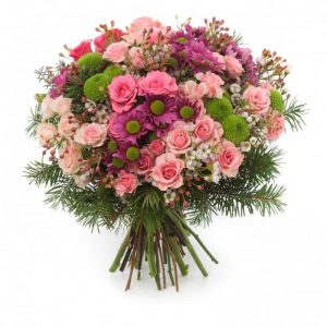 Śliczny bukiet z gałązkowej róży koloru różowego z margerytką, a także dodatkiem gipsówki i zieleni.