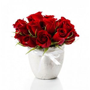 Piękne róże w ceramicznej osłonce do kupienia w naszym sklepie w Lublinie lub online.