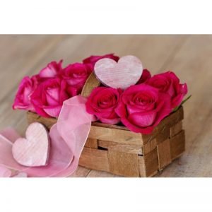 Cudowne różowe róże w estetycznym koszyku dostępne w naszej kwiaciarni w Lublinie.