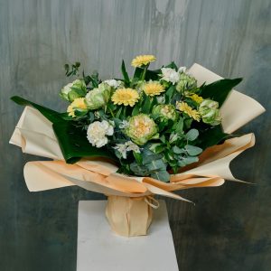 Bukiet z róży, gerbera i dodatki w jasnej kolorystyce