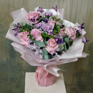 Bukiet z róży, goździka i innych dodatków