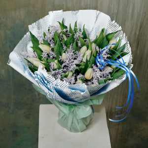 Bukiet z tulipanów i dodatkiem barwionej nawłoci